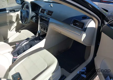 2013 Volkswagen Passat 2.5L Wolfsburg Edition z USA, uszkodzony, nr VIN 1VWAP7A32DC132518